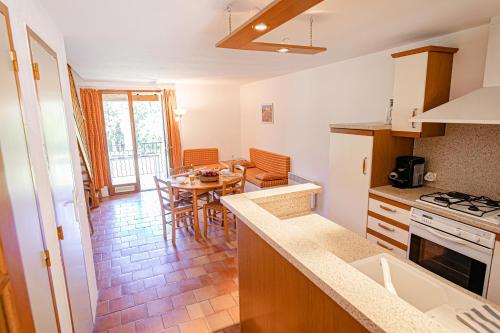 - une cuisine et une salle à manger avec une table et des chaises dans l'établissement Domaine De Sigalous, à La Crau