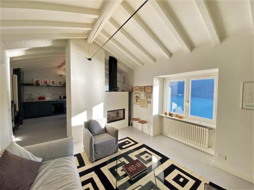 ein Wohnzimmer mit einer Couch und einem Sessel in der Unterkunft Casa Niss–Best Lake View in Como in Carate Urio