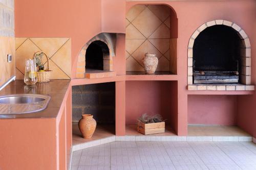 サグレスにあるVilla Farolのキッチン(オーブン2台、シンク付)