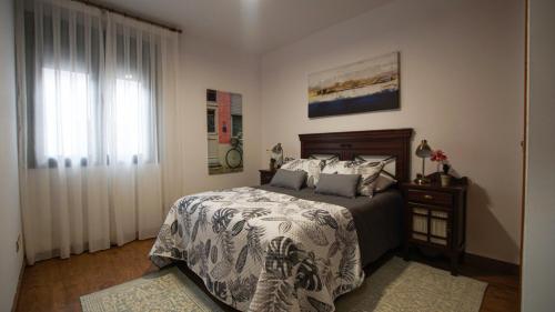 1 dormitorio con cama y ventana en Elisa Home, en Toledo