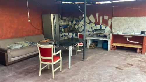 salon ze stołem, krzesłami i kanapą w obiekcie Ashram no Paraíso. w mieście Alto Paraíso de Goiás