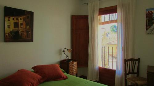 سرير أو أسرّة في غرفة في Hostal de la Luz
