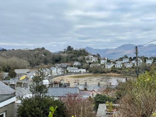 a small town with houses and a river and mountains at Bryn Goleu, Mersey Street, Borth-y-Gest in Porthmadog