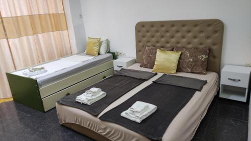1 dormitorio con 1 cama con 2 toallas en Apartments Ohrid Lake en Ohrid