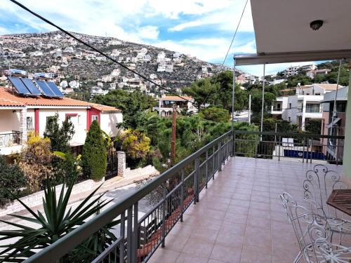 einen Balkon mit Stadtblick in der Unterkunft House with Garden in Saronis in Saronida