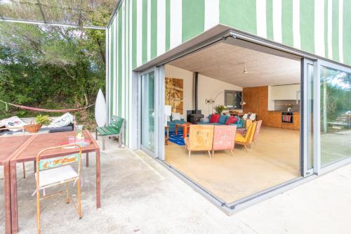 an open patio with a table and chairs at La casita del bosque in Vilopríu