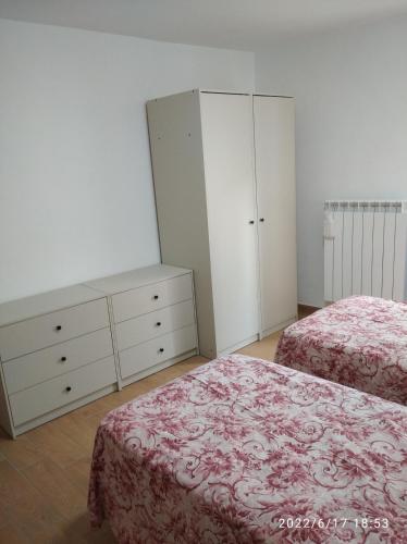 1 dormitorio con 2 camas y armarios blancos en Appartamento arredato Segni Roma CASA ANNA MARIA, en Segni