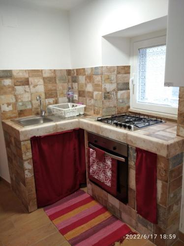 Il comprend une cuisine équipée d'un évier et d'une cuisinière. dans l'établissement Appartamento arredato Segni Roma CASA ANNA MARIA, à Segni