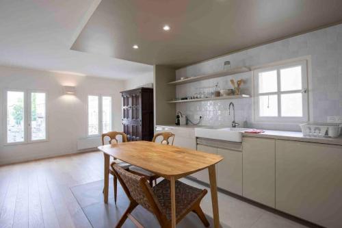 una cucina con un tavolo di legno e un lavello di Bel Appart avec CLIM en DUPLEX - TERRASSE - Wifi ad Avignone