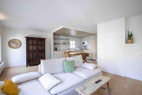 un soggiorno con un divano bianco e un tavolo di Bel Appart avec CLIM en DUPLEX - TERRASSE - Wifi ad Avignone