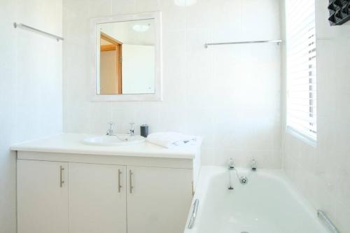 Ένα μπάνιο στο Double-Story Holiday Home with Pool & Seaview