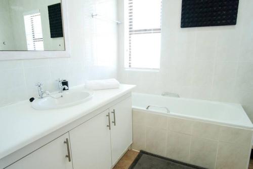 Ένα μπάνιο στο Double-Story Holiday Home with Pool & Seaview