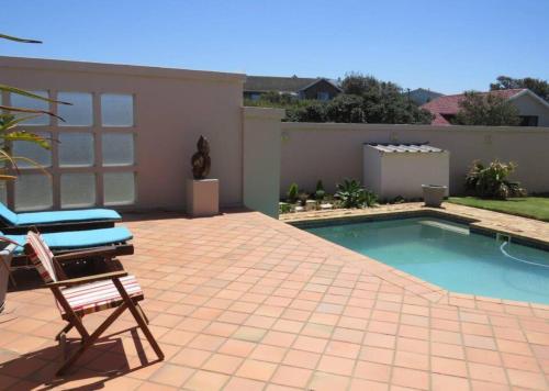 Πισίνα στο ή κοντά στο Double-Story Holiday Home with Pool & Seaview