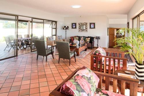 Χώρος καθιστικού στο Double-Story Holiday Home with Pool & Seaview
