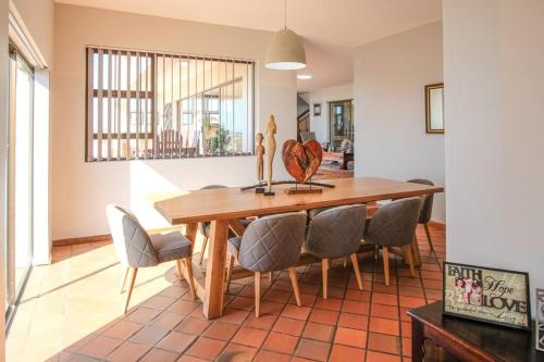 Φωτογραφία από το άλμπουμ του Double-Story Holiday Home with Pool & Seaview σε Port Alfred