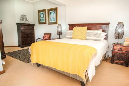 Ένα ή περισσότερα κρεβάτια σε δωμάτιο στο Double-Story Holiday Home with Pool & Seaview
