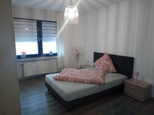 1 dormitorio con cama y ventana en Ahrtal Flair, en Bad Neuenahr-Ahrweiler