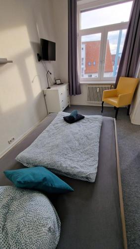 a hotel room with two beds and a window at Gäste-Liesel Bad Pyrmont in Bad Pyrmont