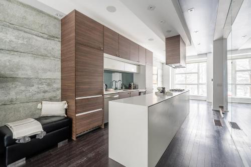 cocina con armarios de madera y encimera blanca en GLOBALSTAY Exclusive 4 Bedroom Townhouse in Downtown Toronto with Parking en Toronto