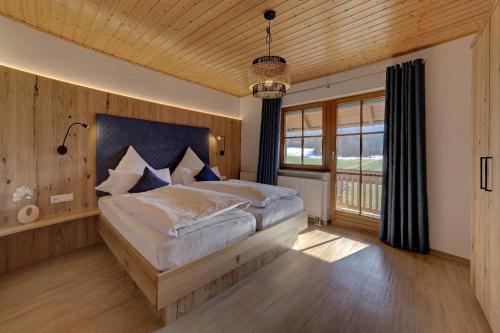 Giường trong phòng chung tại Ferienwohnungen Holzferienhäuser Leithenwald