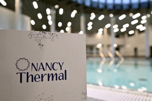 una señal frente a una piscina en A1D Studio Nancy Thermal ARTEM en Nancy