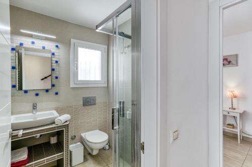 a bathroom with a toilet and a sink and a shower at Casa con vistas al Mar y Piscinas 7 in Roses