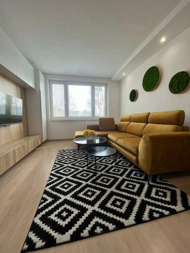 salon z kanapą i dywanem w obiekcie Komfort byt s parking zadarmo w Koszycach