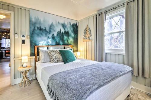 een slaapkamer met een bed en een schilderij aan de muur bij Stylish and Cozy Cabin, Walking Distance to Big Bass Lake in Gouldsboro