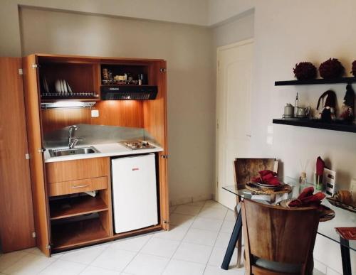 een keuken met een wastafel en een aanrecht bij Central Charming Apartment in Tripolis