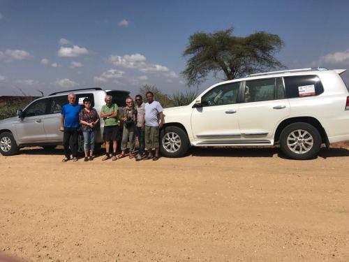 eine Gruppe von Menschen, die vor einem weißen Van stehen in der Unterkunft King Dawit Ethiopia Tours & Travel in Addis Abeba