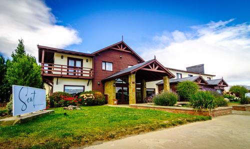 una casa con un cartel delante de ella en Sent Calafate en El Calafate