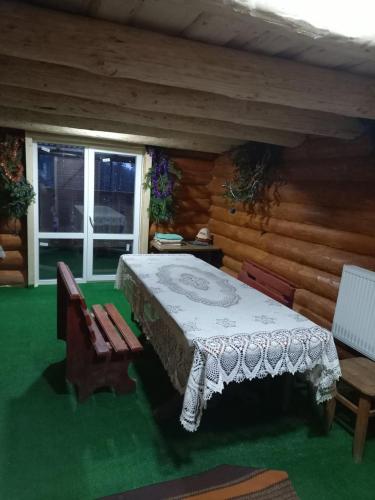 a bedroom with a bed and a wooden wall at Котеджі Цімбори in Yablunytsya