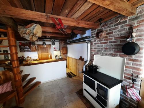 uma cozinha com um fogão e uma parede de tijolos em BACHMEIERs Stüber'l em Altdorf bei Nuernberg
