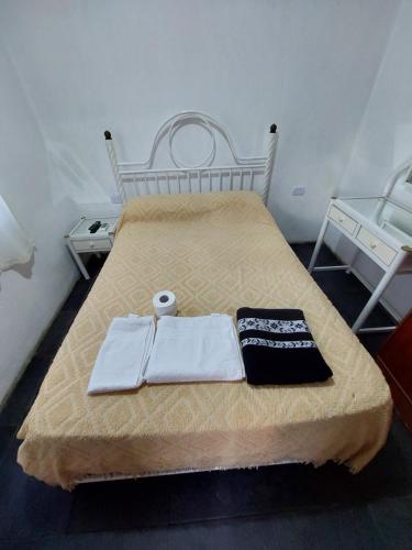 1 dormitorio con 1 cama con 2 toallas en Cabañas Apart del Sauce II en Paraná