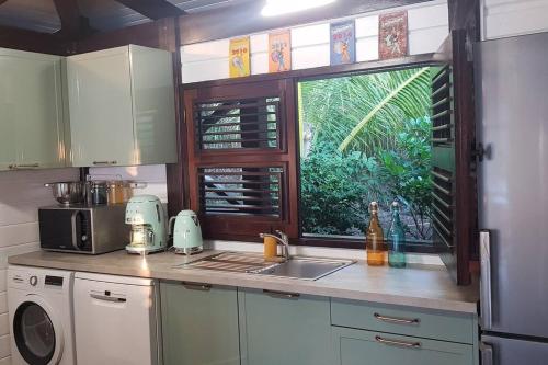 Cuisine ou kitchenette dans l'établissement VILLA COCO ROSE