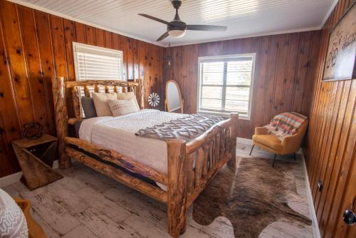 um quarto com uma cama e uma ventoinha de tecto em Nebo's Foot, Cabin Escape with Game-Barn em Dardanelle