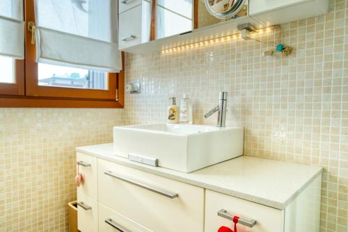 a bathroom with a sink and a mirror at CaseOspitali - Casa Di Bibi, colorato ed elegante bilocale vicino al Naviglio Martesana per 4 in Vimodrone