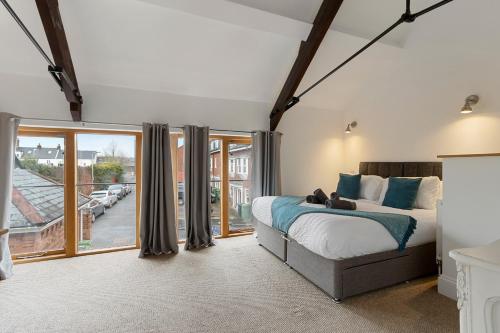 1 dormitorio con cama y ventana grande en The Old Cooperage by Staytor Accommodation en Exeter