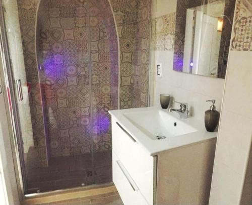 een badkamer met een douche, een wastafel en een wastafel bij Casa Nimeca in Palagiano