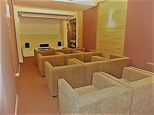 een kamer met banken en stoelen in een kamer bij Studio Moderno e Aconchegante in Curitiba