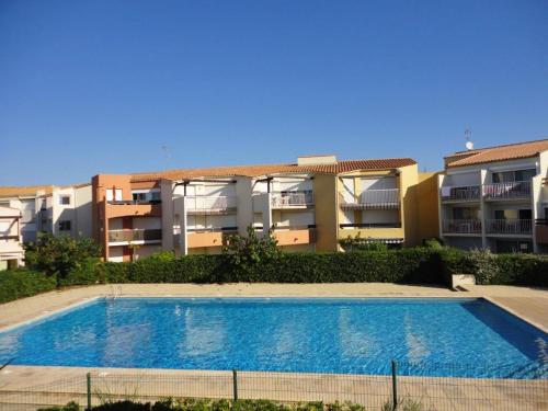une grande piscine devant un immeuble dans l'établissement CAPAO Joli T2 cabine piscine proche mer plage Richelieu Cap d'Agde, au Cap d'Agde