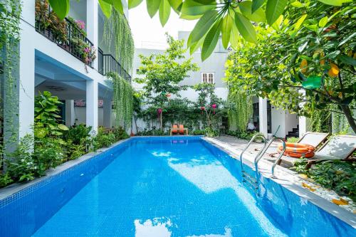 a swimming pool in the middle of a building at My Anh Boutique Villa Hoi An in Hoi An