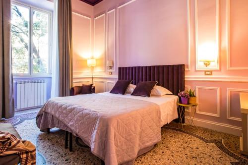 Schlafzimmer mit einem Bett und einem Fenster in der Unterkunft Hold Rome - Luxury Suites in Rom