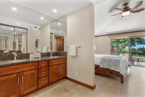 La salle de bains est pourvue d'un lit et d'un grand miroir. dans l'établissement Sun, Beach, Golf Romantic Getaway! A Safe Place, à Kahana