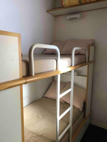 Cette chambre dispose de lits superposés. dans l'établissement Studio 4 personnes proche des pistes, à La Plagne Tarentaise