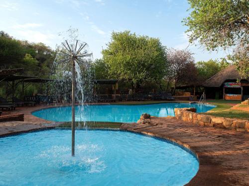 una fuente en medio de una piscina en Mabalingwe Elephant Lodge 256A, en Moheme