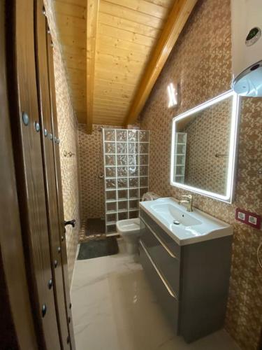 a bathroom with a sink and a toilet at La carchata ático in Siete Aguas