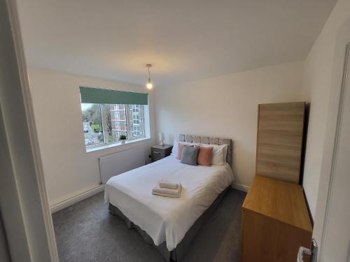 sypialnia z łóżkiem z dwoma ręcznikami w obiekcie Modern 3 bed Walking Distance to Wimbledon Tennis! w Londynie