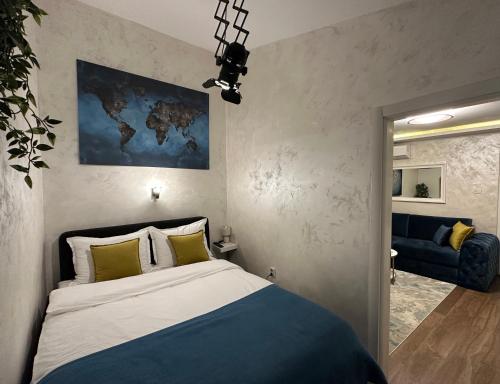 - une chambre avec un grand lit et un canapé bleu dans l'établissement Apartment Lena Niksic, à Nikšić