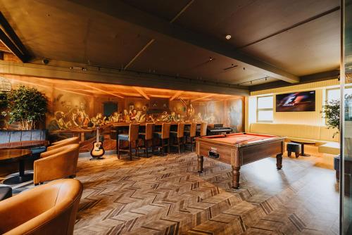 une salle avec un billard et un bar dans l'établissement Kinlay Hostel Eyre Square, à Galway